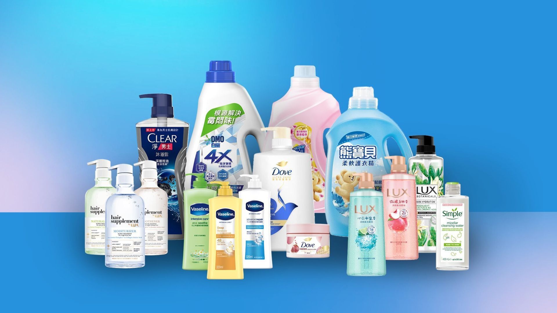 蓝色背景上摆放着各种个人护理和清洁用品。